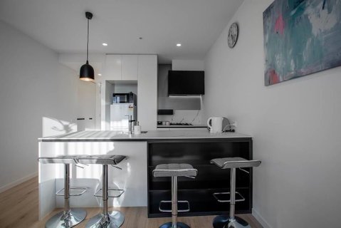 Brand New APT With Sea Views In Heart Of St Kilda - Holiday Cairns 3