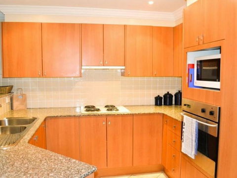 Breakers 1/10 - Holiday Cairns 2