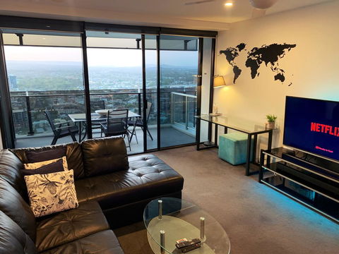 Breathtaking Views 4BD HIGH FLOOR Lux Apartment - Holiday Cairns 1