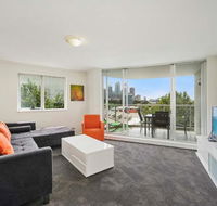 Bridge and Sails - Views of the Bridge and Opera House from this Executive 2BR Apartment in Darlinghurst - Holiday Cairns