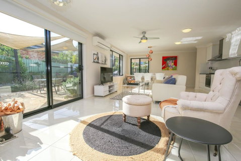 Bright Uptown - Holiday Cairns 0