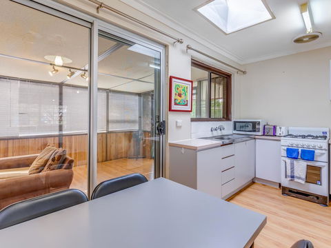 Bright, Neat & Convenient House - Holiday Cairns 1