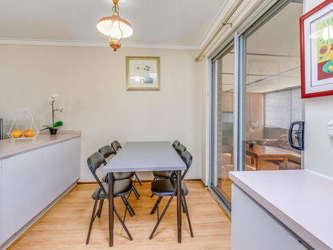 Bright, Neat & Convenient House - Holiday Cairns 2