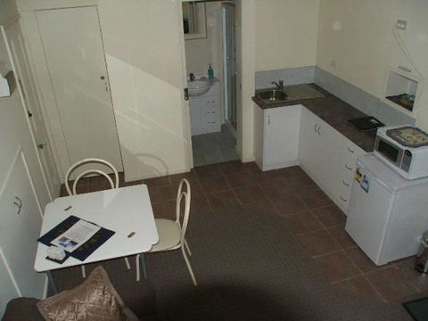 Bristol House Accommodation - Holiday Cairns 2