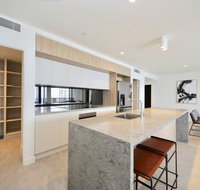 Broadbeach New Luxury Vue 17 Beach Views - Holiday Cairns