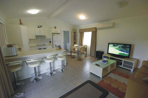 Broke Village Hideaway - Holiday Cairns 3