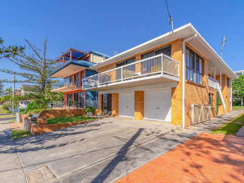 Burleigh Unit 2 -28 Clarence Street - Opposite Main Beach. - Holiday Cairns 3