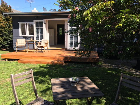 Burrill Lakeview Cottage - Holiday Cairns 0