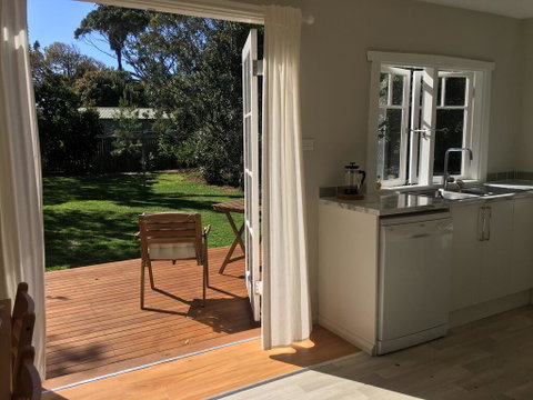 Burrill Lakeview Cottage - Holiday Cairns 3