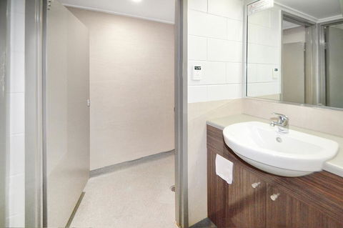 Cairns Adventure Lodge - Cook Your Own Meals In Your Private Kitchen Includes Dishwasher Washing Machine - Holiday Cairns 3