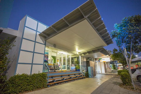 Cairns Central YHA - Holiday Cairns 1