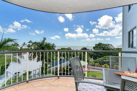Cairns Esplanade Apartment - Holiday Cairns 3
