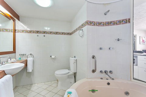Cairns Esplanade Apartment - Holiday Cairns 1