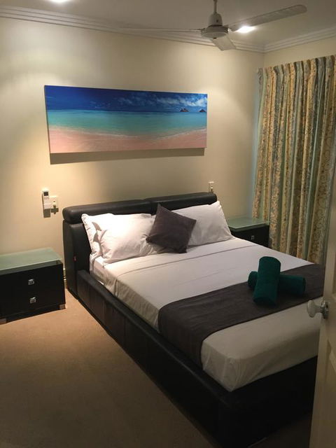 Cairns Golf Course Apartment - Holiday Cairns 1
