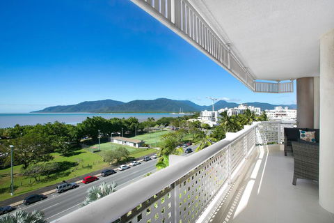 Cairns Luxury Seafront Apartment - Holiday Cairns 2