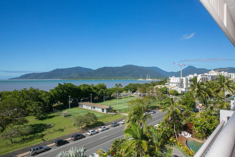 Cairns Luxury Seafront Apartment - Holiday Cairns 1
