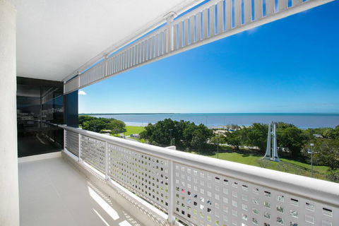 Cairns Luxury Seafront Apartment - Holiday Cairns 3