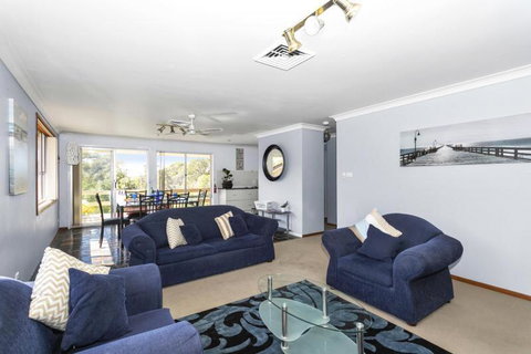 Canberra Cres 2E Burrill Lake, Upstairs Apartment - Holiday Cairns 3