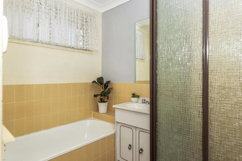 Canberra Cres 2E Burrill Lake, Upstairs Apartment - Holiday Cairns 2