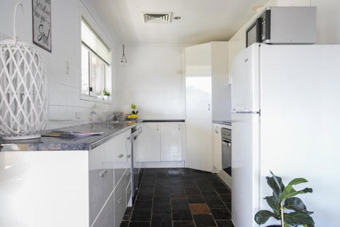 Canberra Cres 2E Burrill Lake, Upstairs Apartment - Holiday Cairns 1