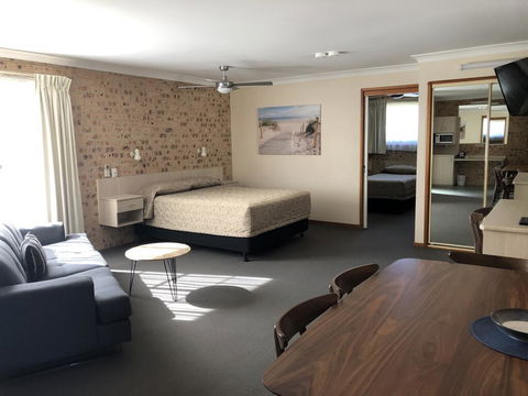 Cardiff Motor Inn - Holiday Cairns 2