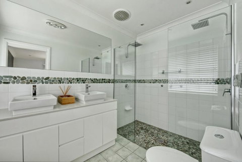 Carroll Ave 39 Mollymook - Holiday Cairns 2