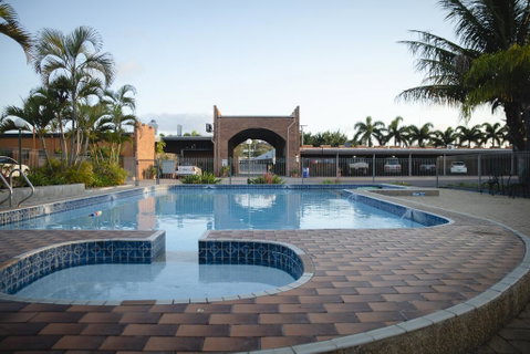 Castle Motor Lodge - Holiday Cairns 2