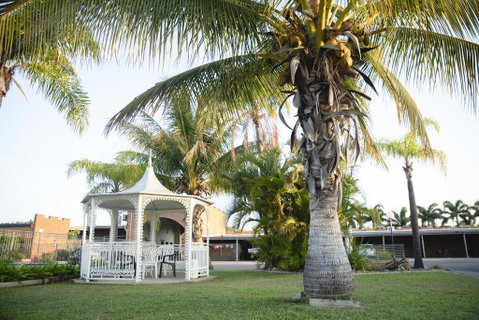 Castle Motor Lodge - Holiday Cairns 1