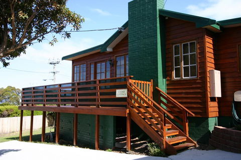 Cedar Cottages Blackmans Bay - Holiday Cairns 0