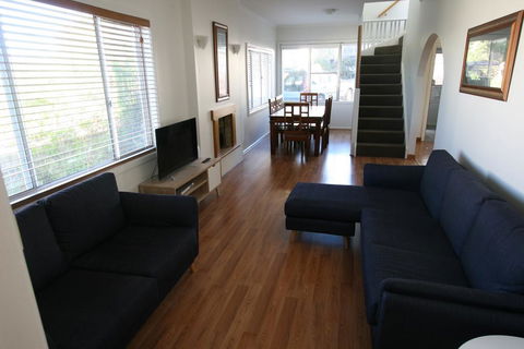 Cedar Cottages Blackmans Bay - Holiday Cairns 3