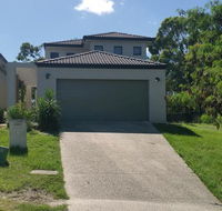 Central Gold Coast Large Modern Elevated House - Holiday Cairns