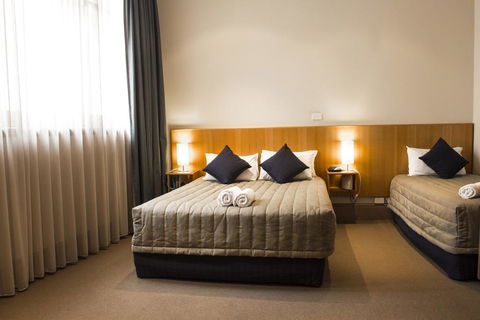Central Hotel Hobart - Holiday Cairns 1
