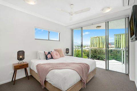 Centrepoint Apartments - Holiday Cairns 1