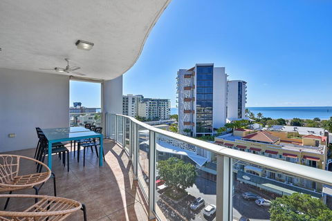 Centrepoint Apartments - Holiday Cairns 0