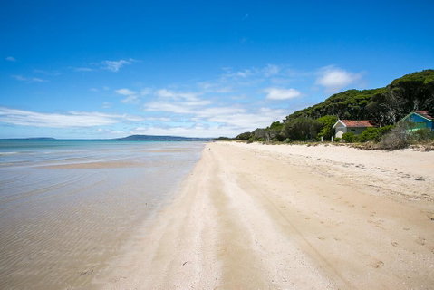 Charlie's Place: Tyrone Beach At End Of Street - Holiday Cairns 1