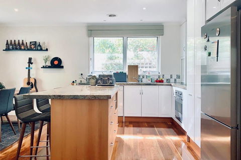 Charming Family Home W/Home Cinema+Huge Bedrooms Near Glen Waverley - Holiday Cairns 1