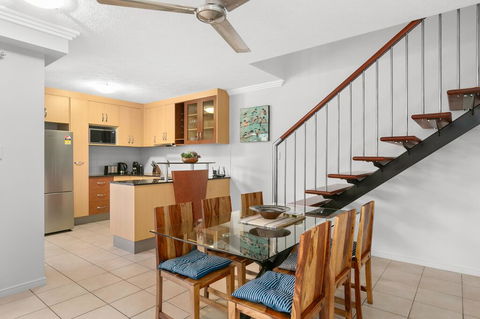 Chic City Apartment With Waterfront Views - Holiday Cairns 3