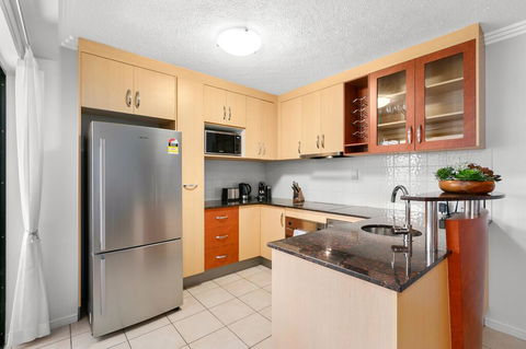 Chic City Apartment With Waterfront Views - Holiday Cairns 2