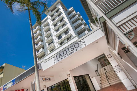 Chic City Apartment With Waterfront Views - Holiday Cairns 1