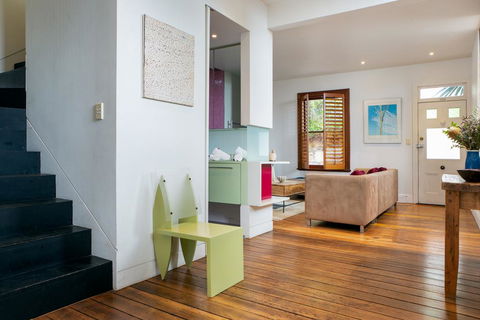 Chic Two-storey Cottage With Darling Harbour Views - Holiday Cairns 3