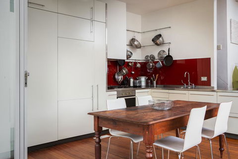 Chic Two-storey Cottage With Darling Harbour Views - Holiday Cairns 2