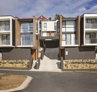 Chilam 'B' - Sophisticated style with views to the lake  mountains - Holiday Cairns