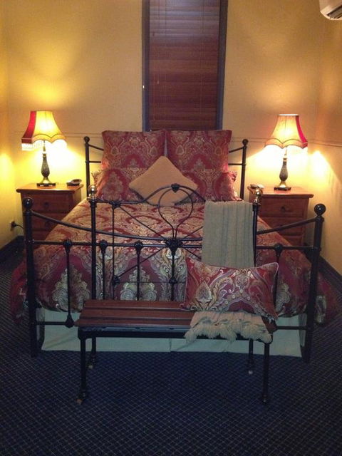 Church House B&B Gundagai - Holiday Cairns 2