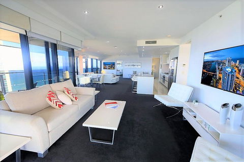 Circle On Cavill Sky Home- Holidays Gold Coast - Holiday Cairns 3