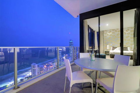 Circle On Cavill Sky Home- Holidays Gold Coast - Holiday Cairns 2