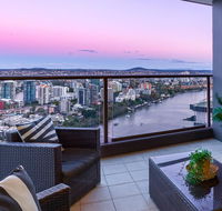 City Sky Home in Africa - River  Story Bridge Views - Holiday Cairns