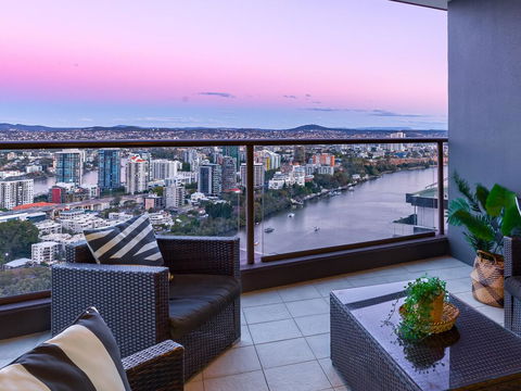 City Sky Home In Africa - River & Story Bridge Views - Holiday Cairns 0