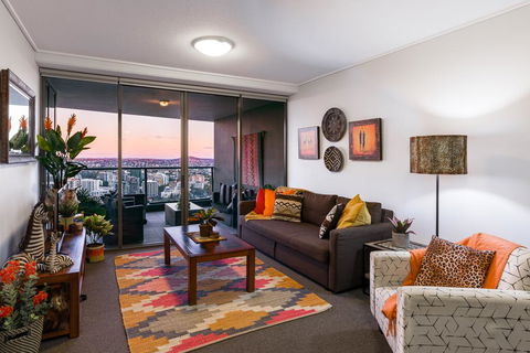 City Sky Home In Africa - River & Story Bridge Views - Holiday Cairns 2