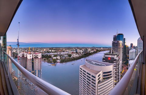 City Sky Home In Africa - River & Story Bridge Views - Holiday Cairns 1