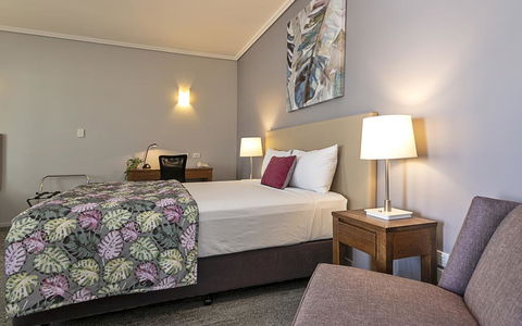 Coachmans Inn Warwick - Holiday Cairns 1